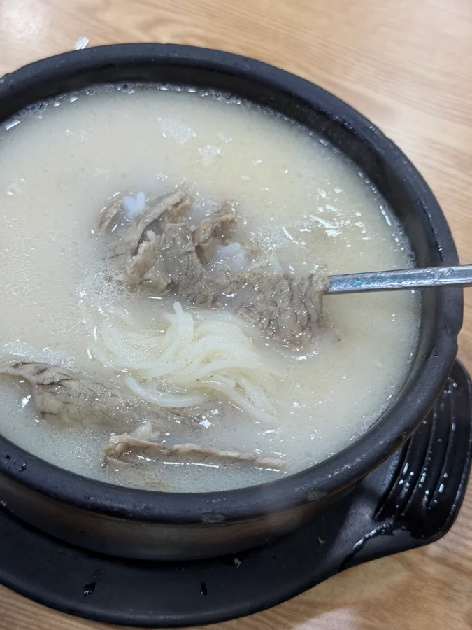 里门雪浓汤的奶白色牛骨汤