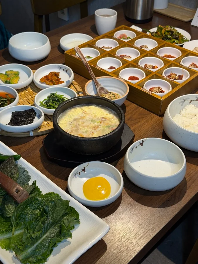 摆满小菜与酱料的韩定食