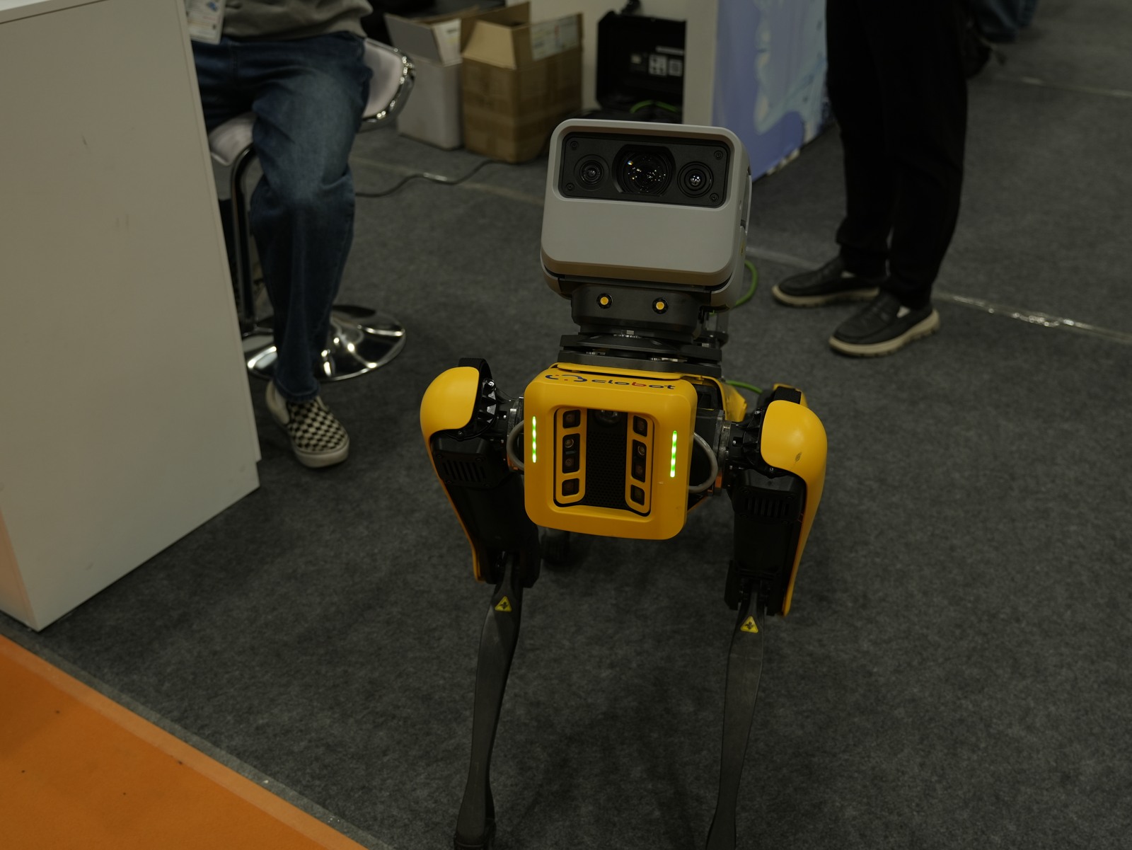 Clobot 展台上搭载传感器的黄色 Spot 四足机器人。