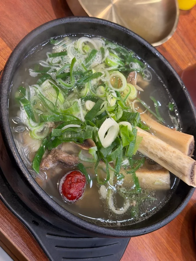 放有整块牛肋骨的清汤