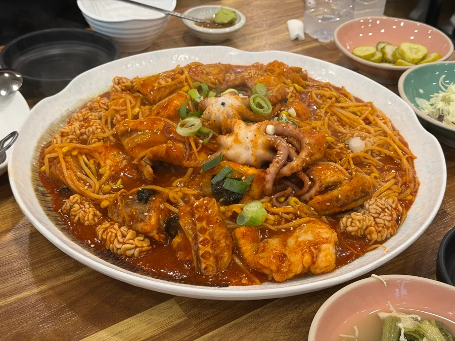 辣酱烹制的安康鱼与豆芽