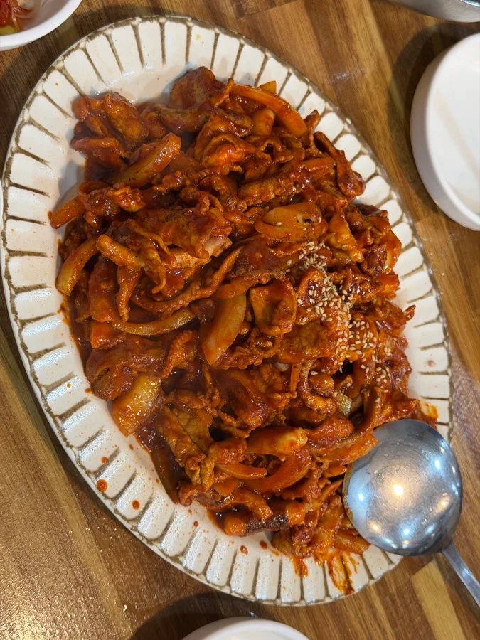 大火爆炒的猪肉与鱿鱼