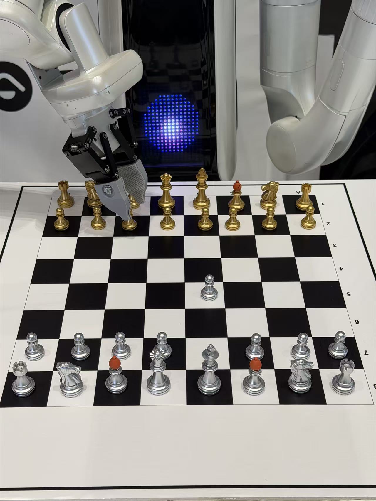 国际象棋机器人。“王车易位”是把王与车在同一回合联动的一种常见走法,但它没有被系统识别。