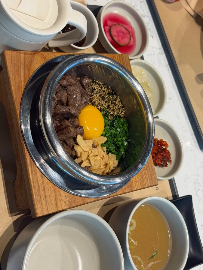 石锅盛装的韩式釜饭